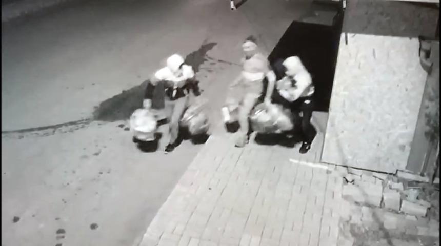 İnternetten izledikleri videodaki yöntemle hırsızlık yapan 'Maskeli Üçler' yakalandı