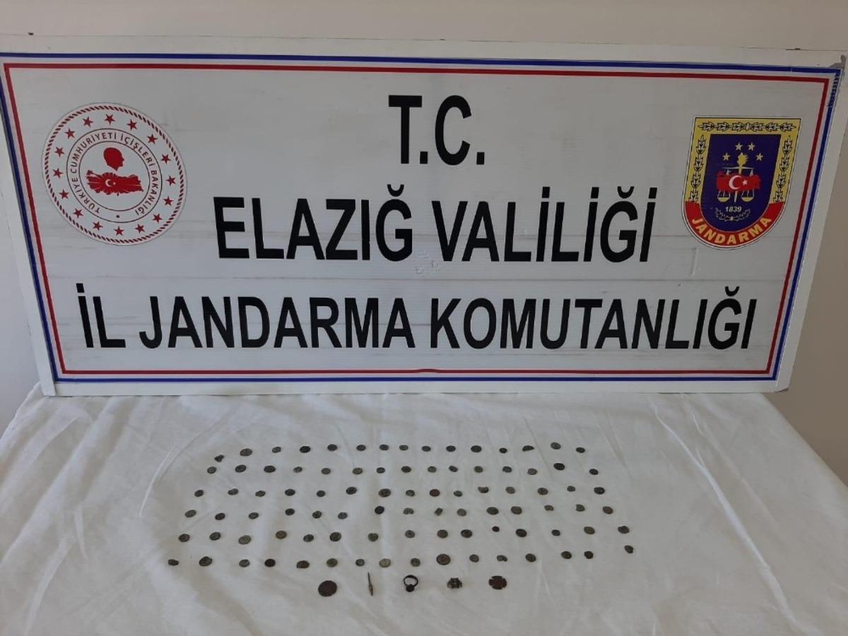 Jandarma alıcılı kılığında 103 adet tarihi obje ele ge&ccedil;irdi