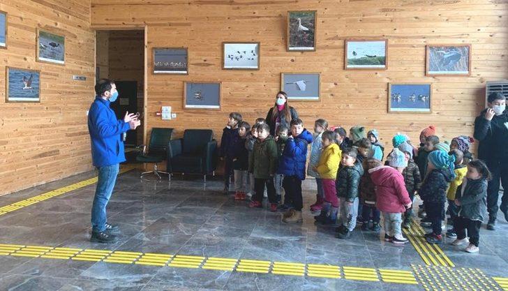 Minik öğrenciler kuşları inceledi G4