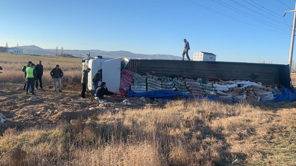 Maden suyu y&uuml;kl&uuml; tır devrildi, tonlarca madensuyu araziye sa&ccedil;ıldı