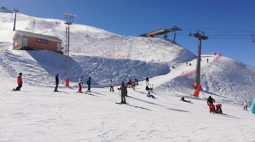 Koronavirüsü unutturan tatil! Pistler onlara kaldı