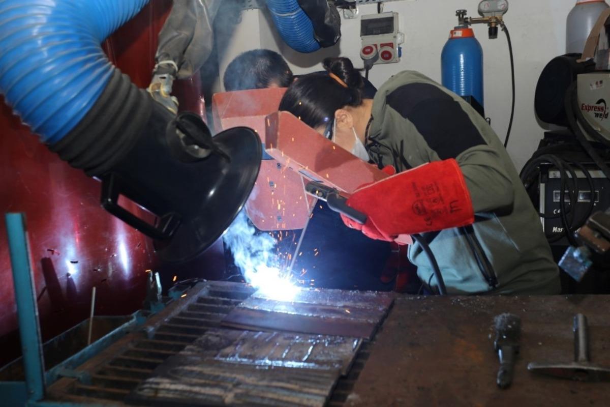 KO-MEK y&uuml;z y&uuml;ze kurs vermeyi s&uuml;rd&uuml;r&uuml;yor