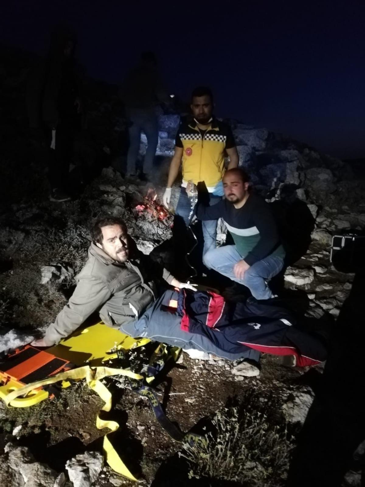 Kayalıklarda mahsur kalan 2 &ccedil;oban helikopter ile kurtarıldı