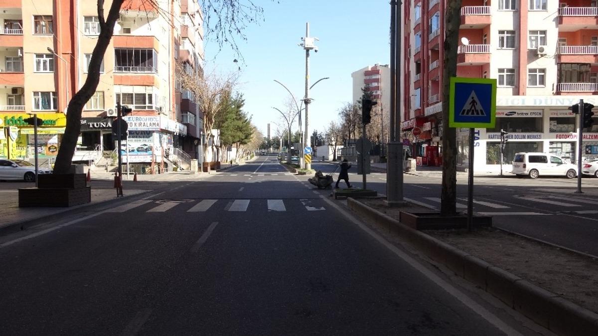 Diyarbakır&rsquo;da kısıtlama sessizliği: Vatandaşlar evlerine &ccedil;ekildi, kent hayalet şehre d&ouml;nd&uuml;