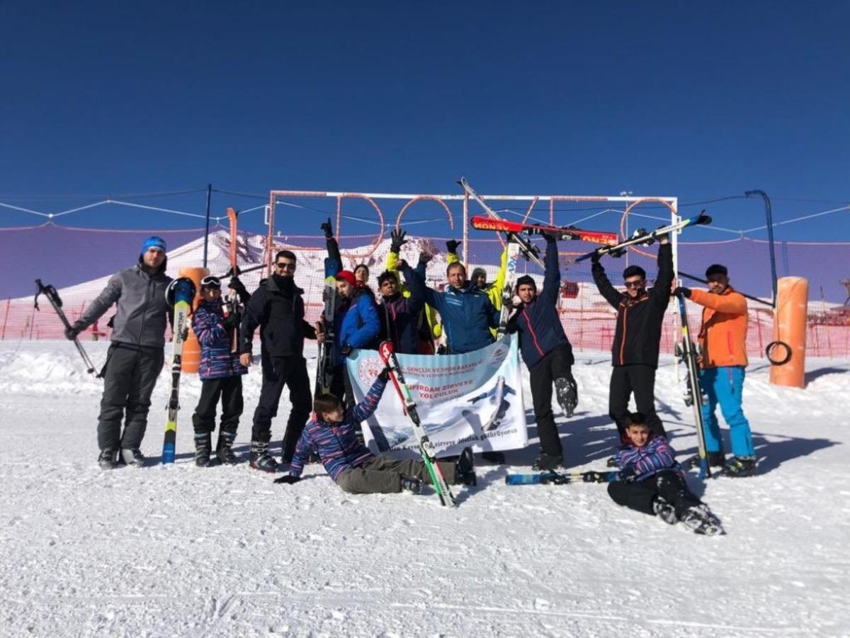 İzmir&rsquo;den geldiler Erciyes&rsquo;te kayak yapmanın keyfine vardılar