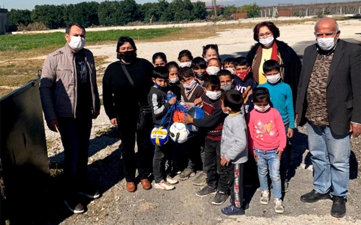 &Ccedil;ocuk ve gen&ccedil;lere top dağıtıldı