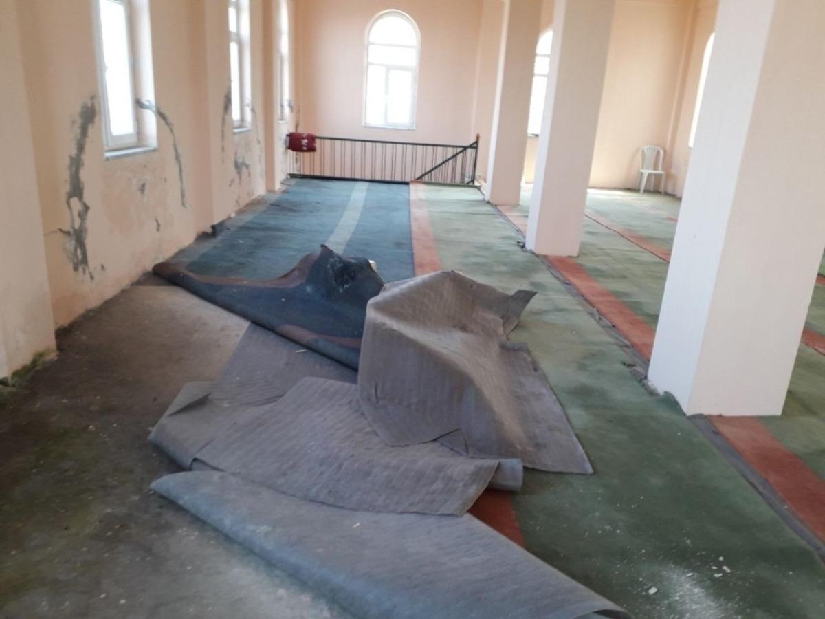 1.5 yıldır kullanılamayan k&ouml;y camisinin d&ouml;şemesi ve halıları &ccedil;&uuml;r&uuml;d&uuml;