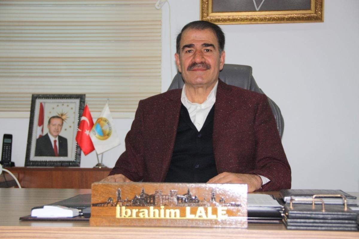 Yıllardır hizmet gitmeyen il&ccedil;e AK Partili başkanın dev projeleri ile k&uuml;llerinden doğuyor