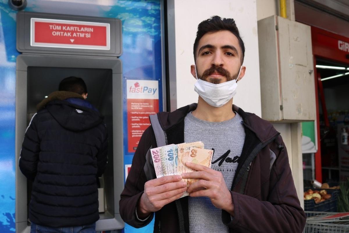 İşsiz gen&ccedil; ATM&rsquo;de bulduğu parayı banka yetkililerine teslim etti