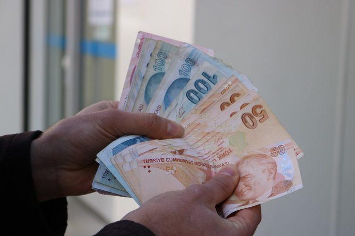 İşsiz genç ATM’de bulduğu parayı banka yetkililerine teslim etti G3