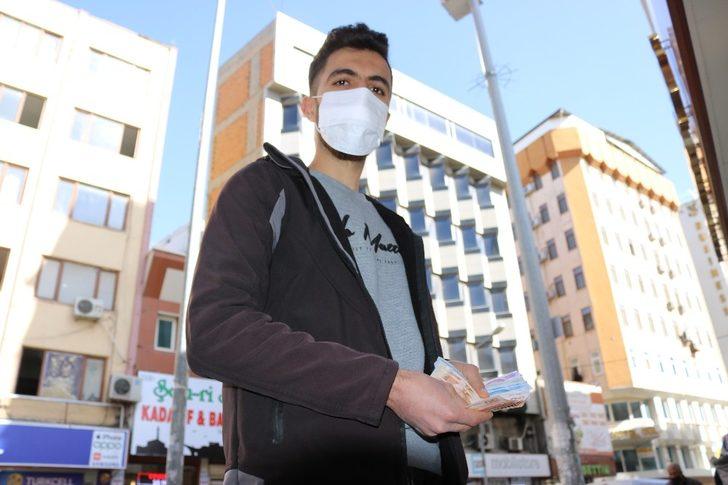 İşsiz genç ATM’de bulduğu parayı banka yetkililerine teslim etti G4