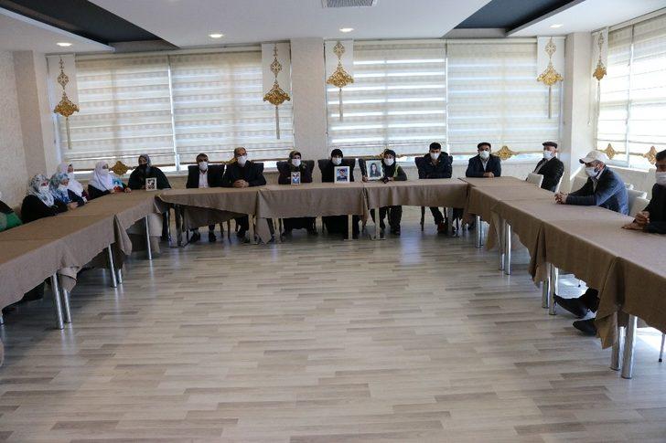 Evlat nöbetindeki aileler, çocuklarına geri dönmeleri çağrısında bulundu G1