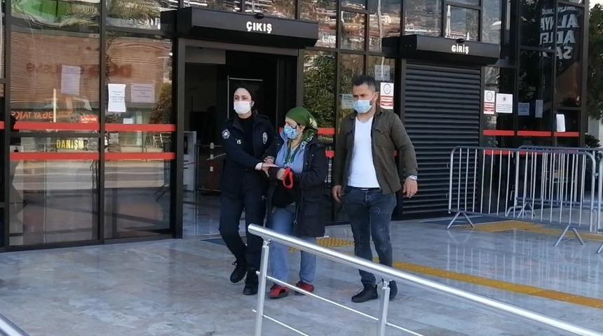 Aranırken polise yakalanıp, bir de sahte kimlik gösterdi