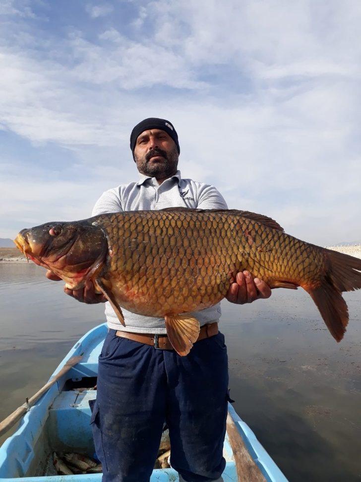 Baraj gölünde 150 santim uzunluğunda balık yakaladılar G2