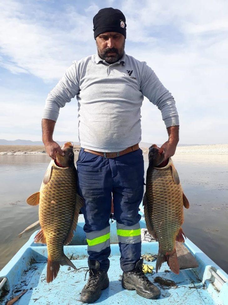 Baraj gölünde 150 santim uzunluğunda balık yakaladılar G3