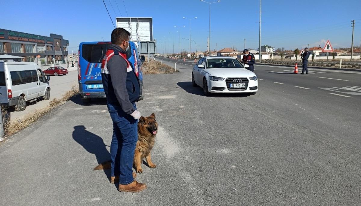 Aksaray jandarması detekt&ouml;r Sala ile uygulamada