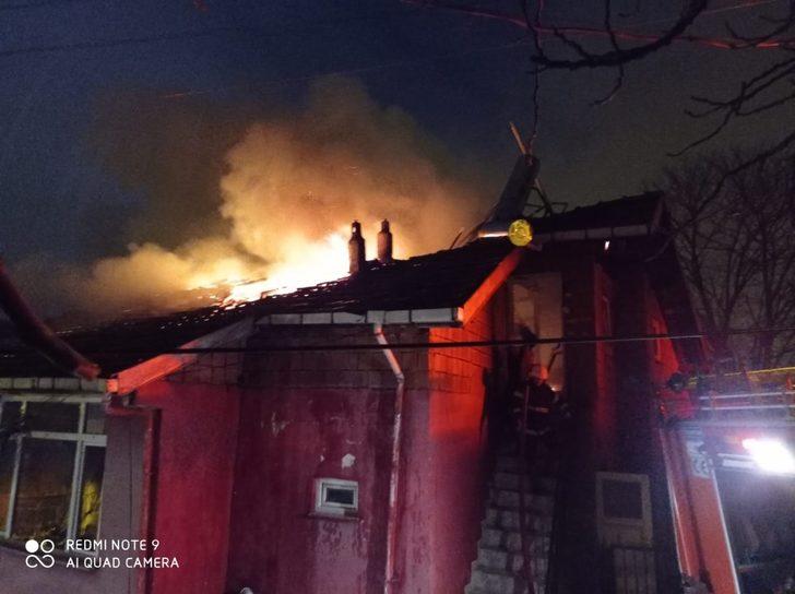 Tek katlı binanın çatısında çıkan yangın geceyi aydınlattı G1