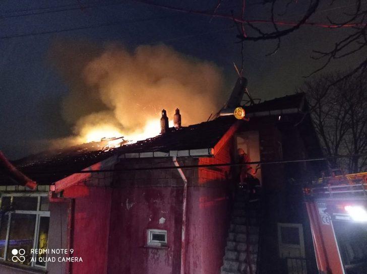 Tek katlı binanın çatısında çıkan yangın geceyi aydınlattı G2