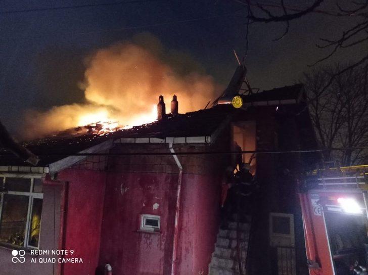 Tek katlı binanın çatısında çıkan yangın geceyi aydınlattı G3