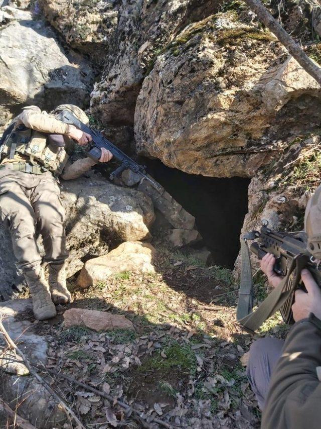 Bitlis’te terör örgütüne ait gıda ve yaşam malzemesi ele geçirildi