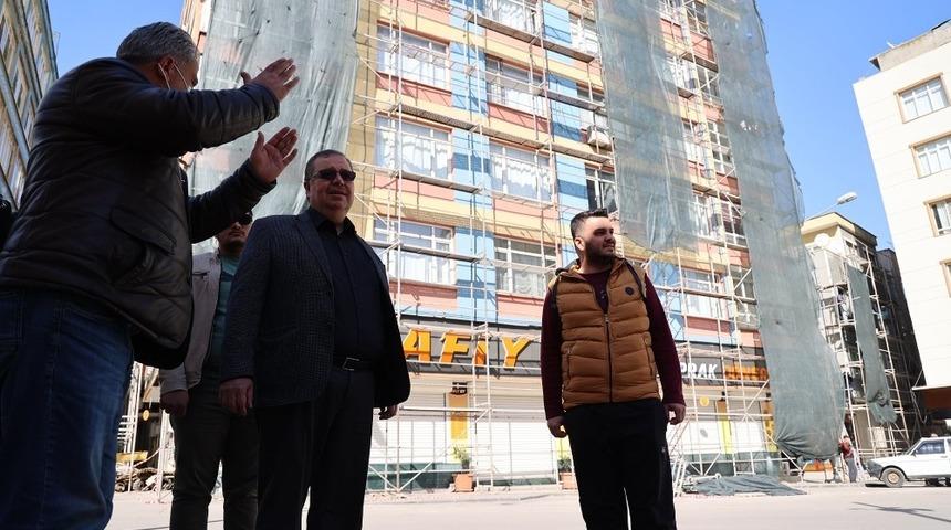 Cumhuriyet caddesinde dış cephe giydirme devam ediyor