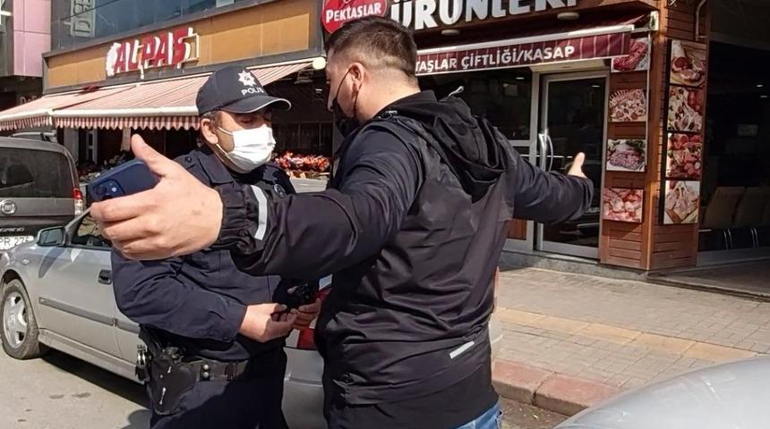 Kısıtlamaya uymadı, ceza yazılınca polisin üzerine yürüyerek bağırdı
