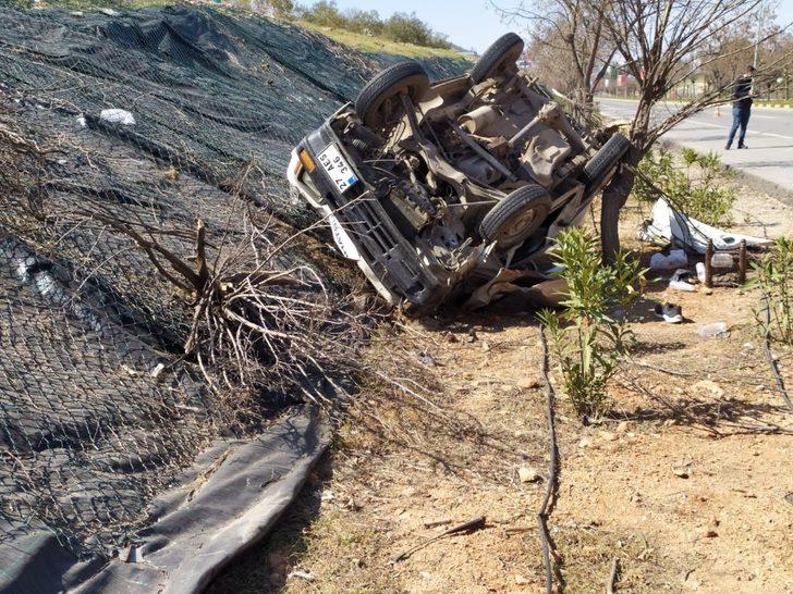 Önündeki araç ani fren yapınca savrulan araç takla attı: 3 yaralı G1