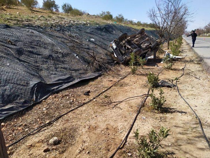 Önündeki araç ani fren yapınca savrulan araç takla attı: 3 yaralı G2