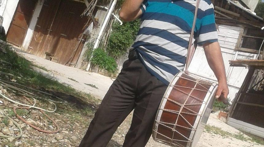 Yere d&uuml;ş&uuml;nce sırtındaki t&uuml;fek ateş aldı, bacağından yaralandı