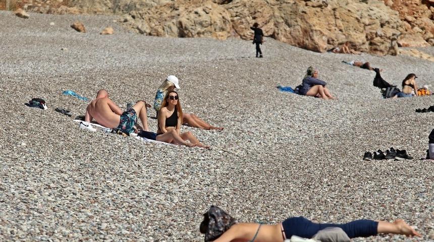 Şubatın son günü kısıtlamadan muaf turistler denizin keyfini çıkardı