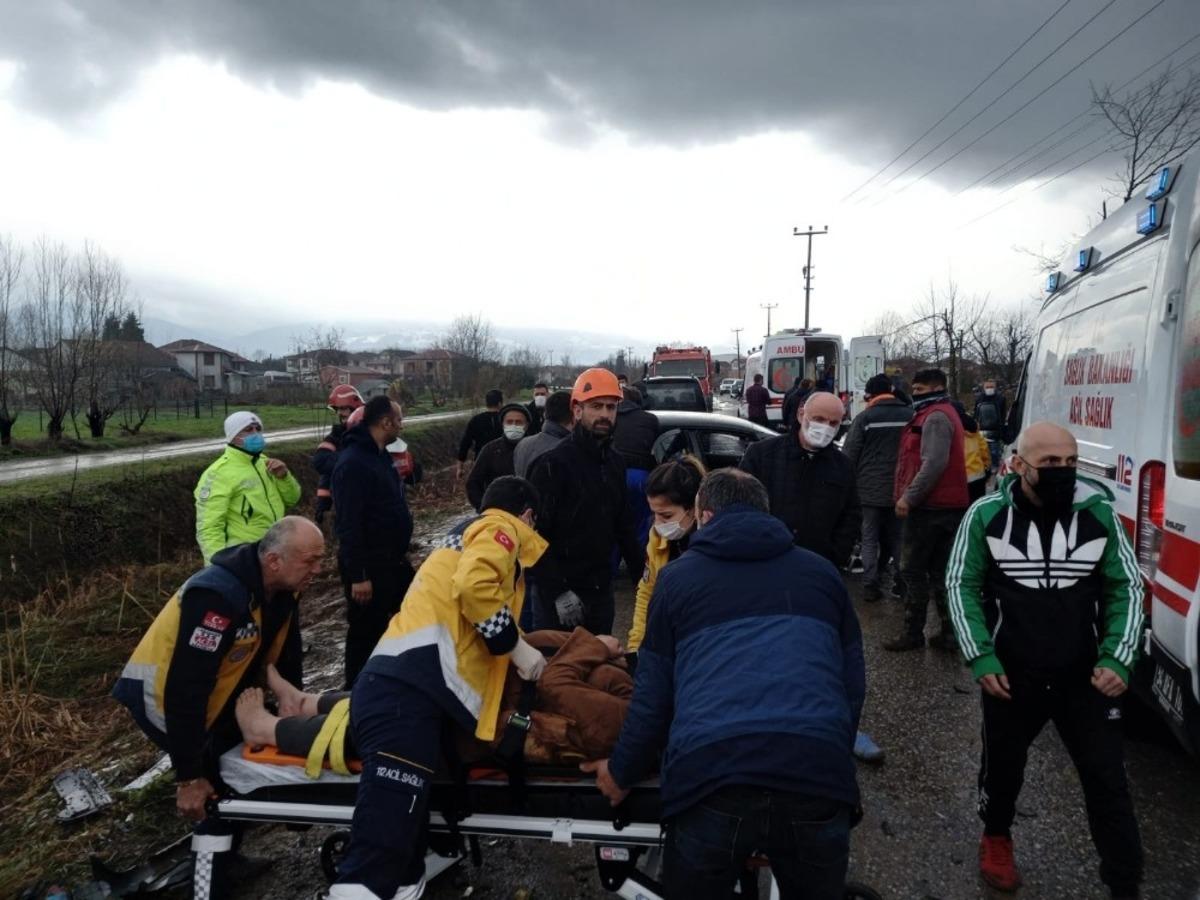 Sakarya&rsquo;da kazada ortalık savaş alanına d&ouml;nd&uuml;: 2&rsquo;si &ccedil;ocuk 6 yaralı