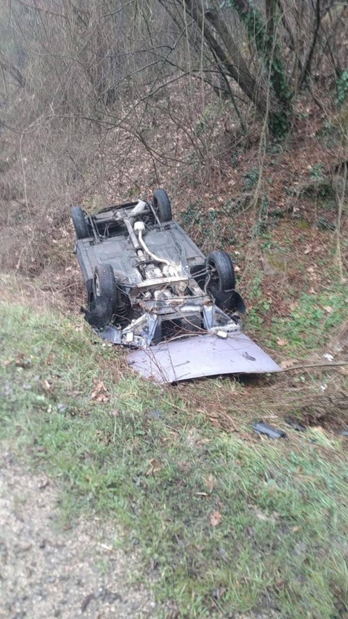 Takla atan otomobilin s&uuml;r&uuml;c&uuml;s&uuml; &ouml;l&uuml;mden d&ouml;nd&uuml;