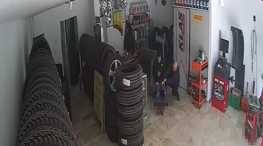 Bıçaklanan gence ilk müdahaleyi sığındığı oto lastikçi yaptı