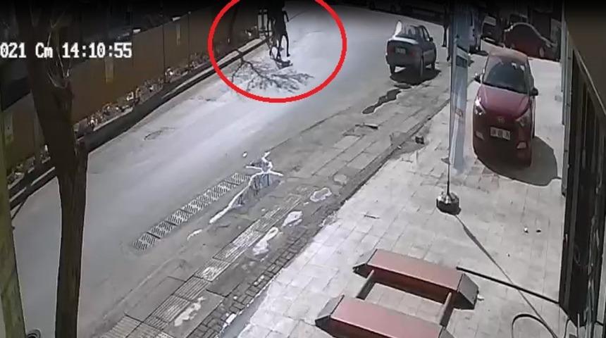 Cadde ortasında bıçaklandı! Yardımına oto lastikçi yetişti