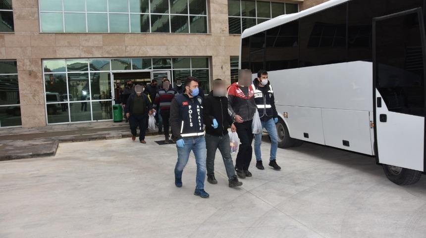 Antalya’da eş zamanlı operasyonda aranan 37 kişi yakalandı