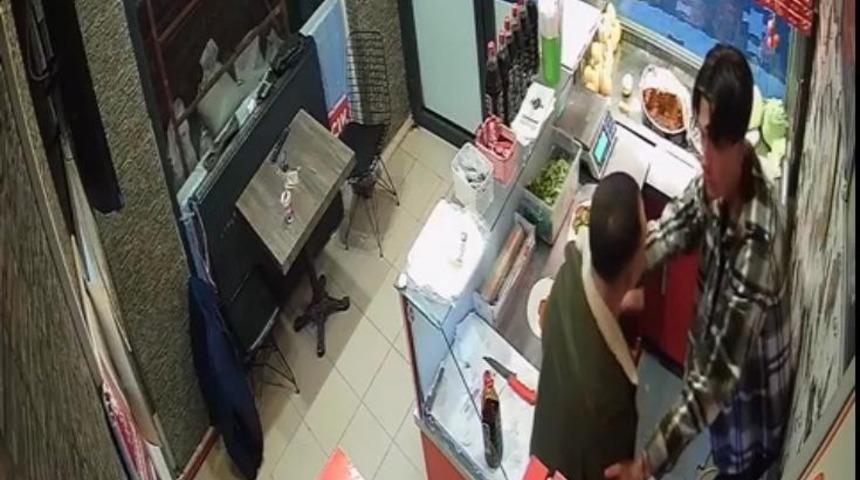 Sipariş verdiği &ccedil;iğ k&ouml;fte istediği gibi gelmeyince &ccedil;alışanı darp etti