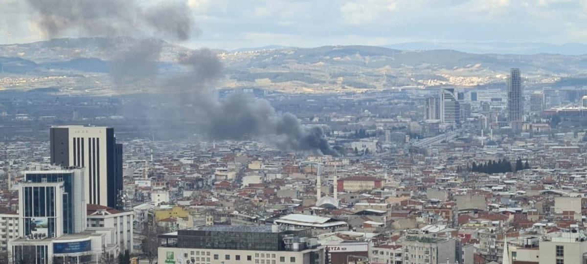 Bursa&rsquo;da b&uuml;y&uuml;k yangın...Dumanlar g&ouml;ky&uuml;z&uuml;n&uuml; kapladı