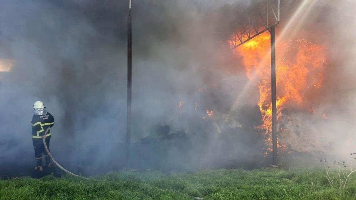 Kargılık alanda &ccedil;ıkan yangın 20 ton samanı k&uuml;l etti
