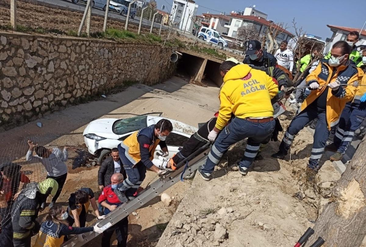 Direksiyon hakimiyetini kaybeden s&uuml;r&uuml;c&uuml; kanala d&uuml;şt&uuml;