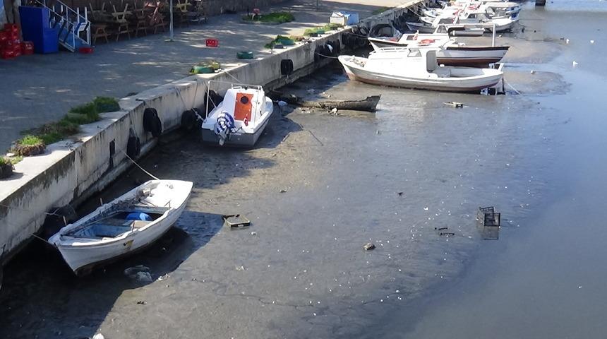 Sarıçay'da endişelendiren görüntü! Tekneler karaya oturdu