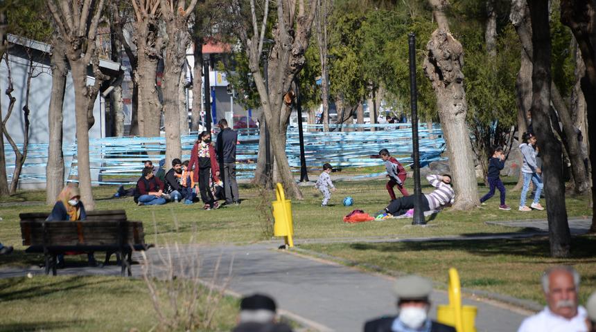 Güneşi gören kısıtlamayı unuttu! O kentte yaşayanlar parklara akın etti