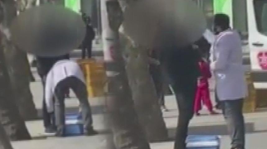 Doktor rolünde sahte Covid-19 testi yapmışlar! Liderleri fenomen çıktı