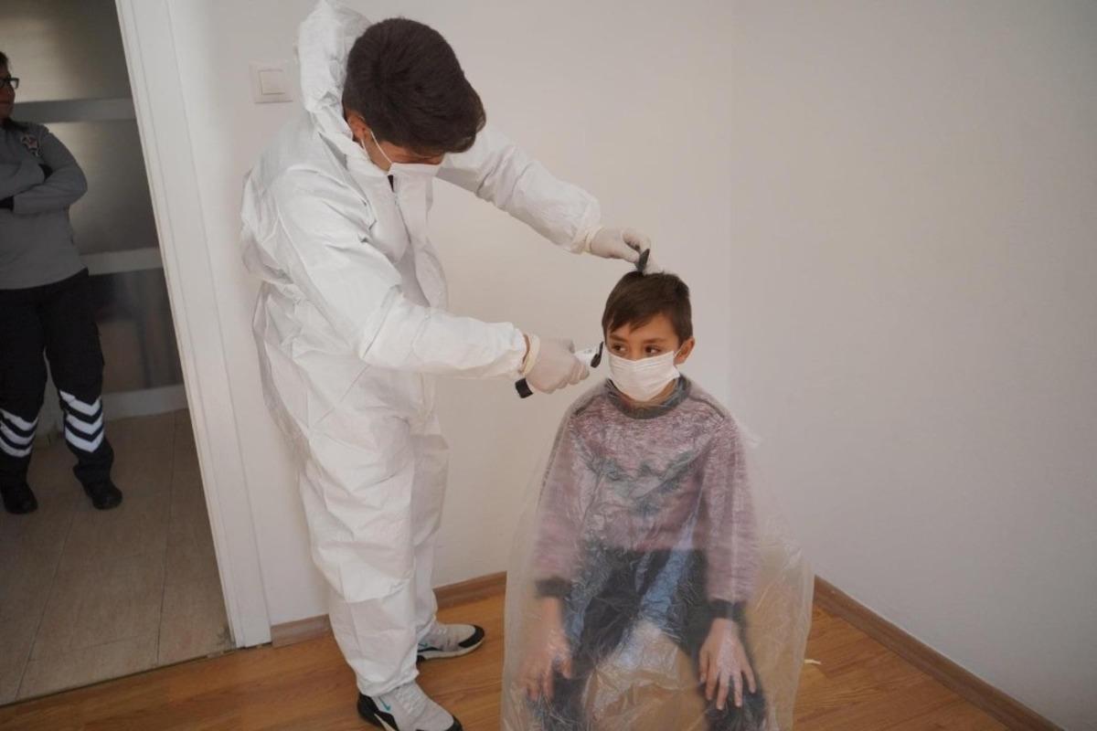 &Ouml;rg&uuml;n eğitim &ouml;ncesinde &ouml;ğrencilerin sa&ccedil; tıraşları belediyeden