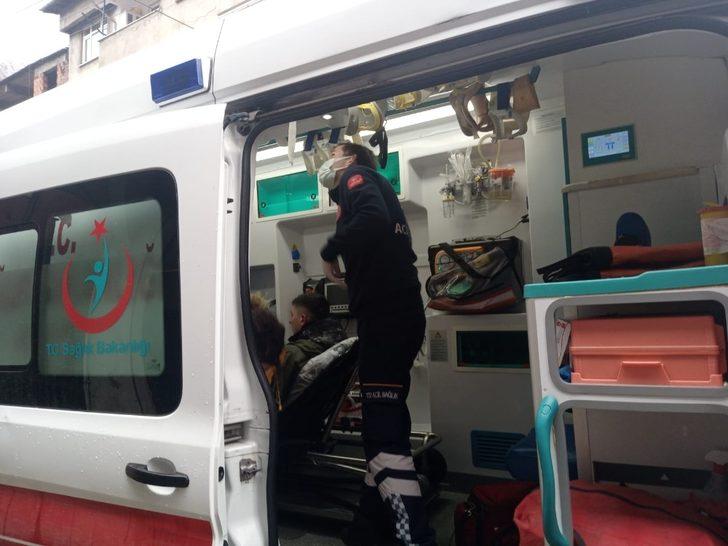 Freni patlayan motosiklet evin garajına çarparak durabildi G2