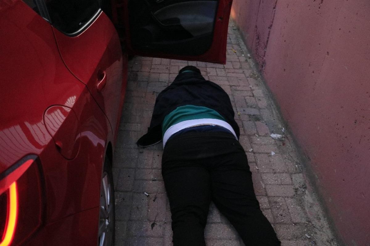 Polisten ka&ccedil;an ehliyetsiz s&uuml;r&uuml;c&uuml; 5 kilometre sonra yakalandı