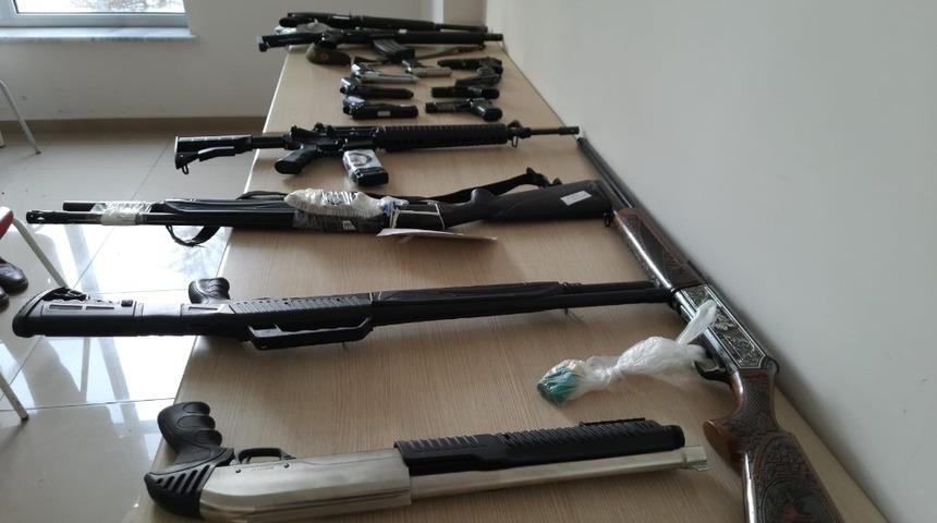 Kahramanmaraş’ta 54 kişiden 62 silah ele geçirdi