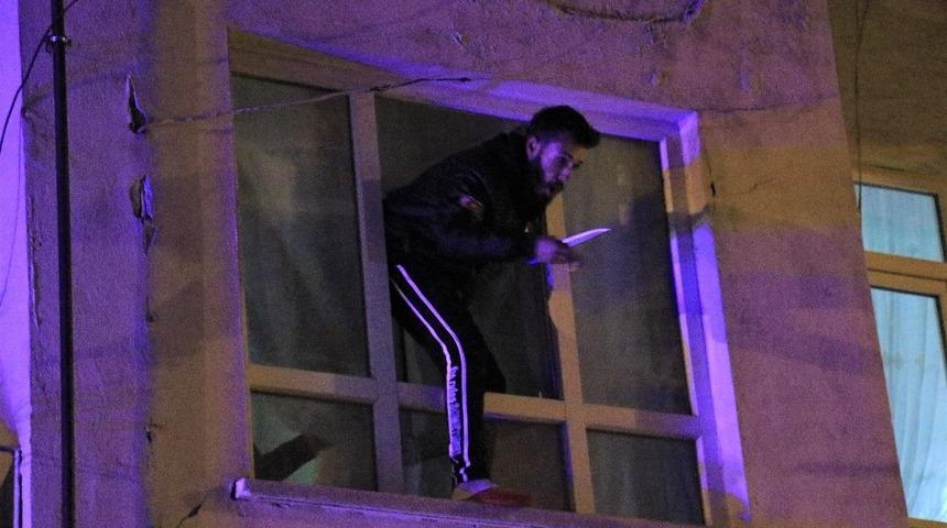 Çocuğunu görmek için bıçakla cama çıktı, kendini polise ihbar etti