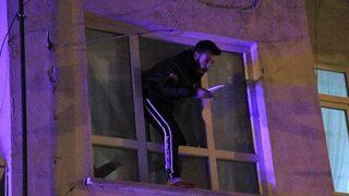 Çocuğunu görmek için bıçakla cama çıktı, kendini polise ihbar etti