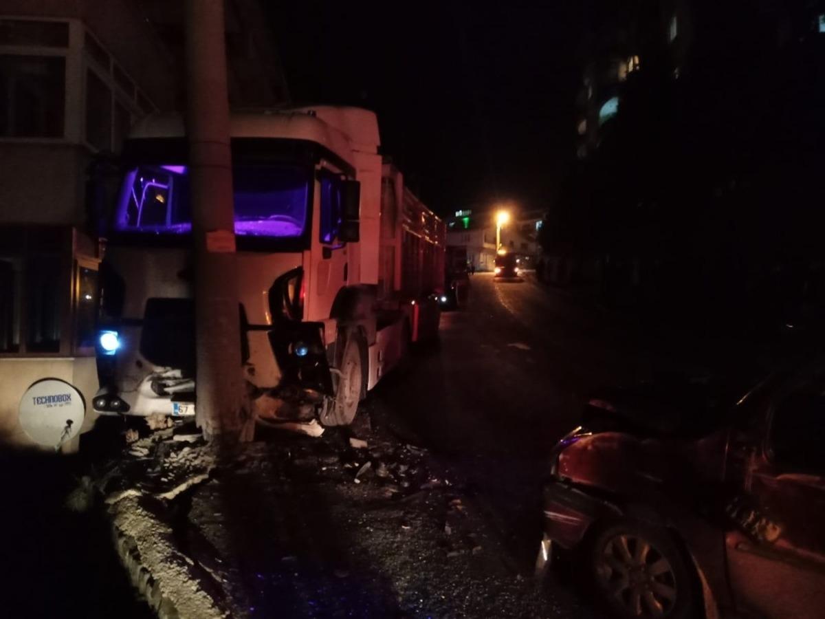 Freni patlayan tır direğe ve park halindeki araca &ccedil;arparak durabildi