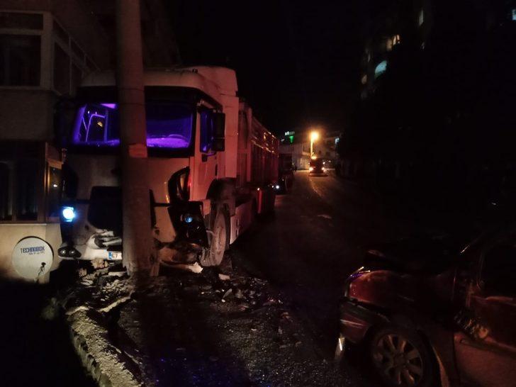 Freni patlayan tır direğe ve park halindeki araca çarparak durabildi G1